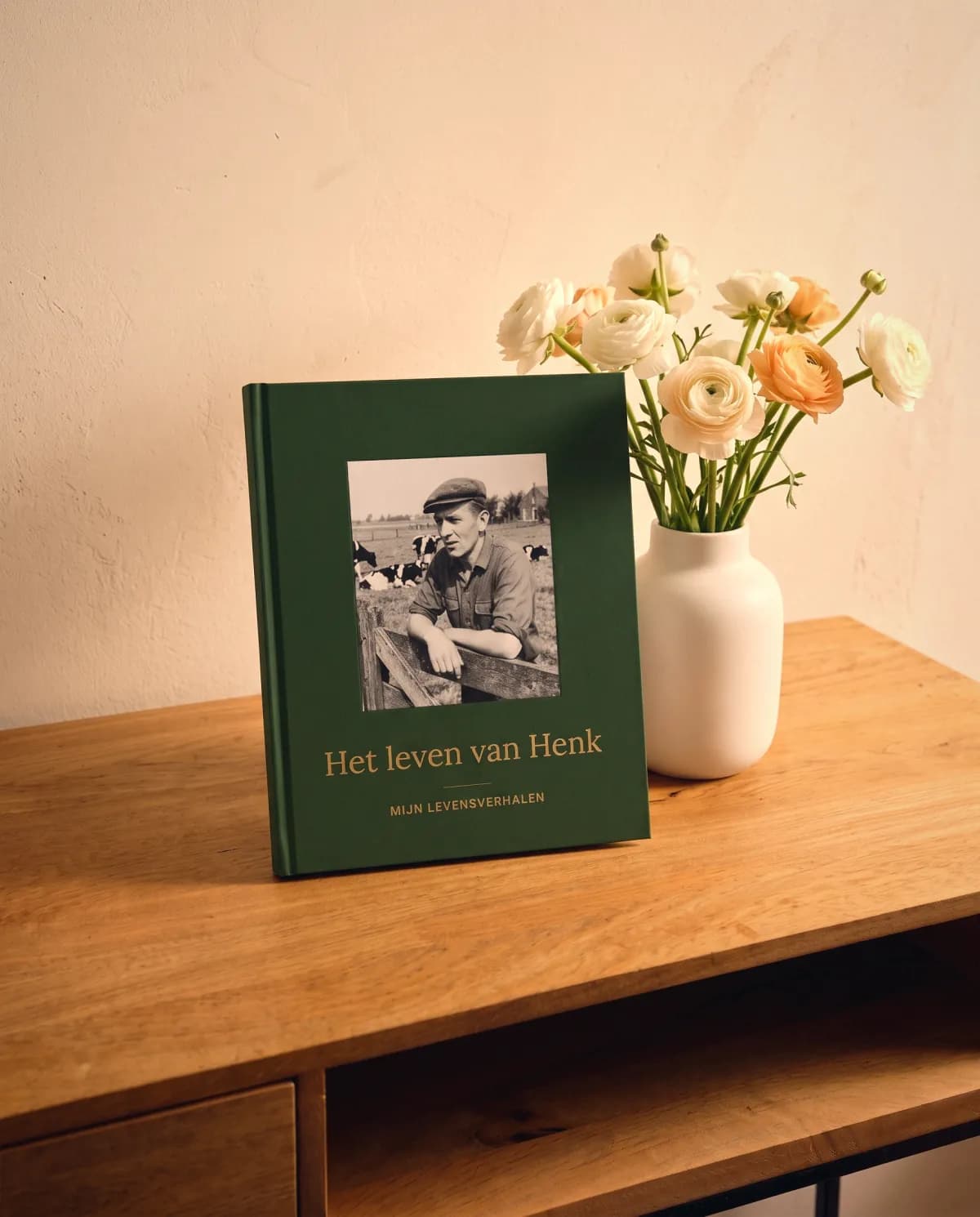 Een Mijn Levensverhalen-boek met bloemen op tafel, klaar om aan opa en oma te geven.
