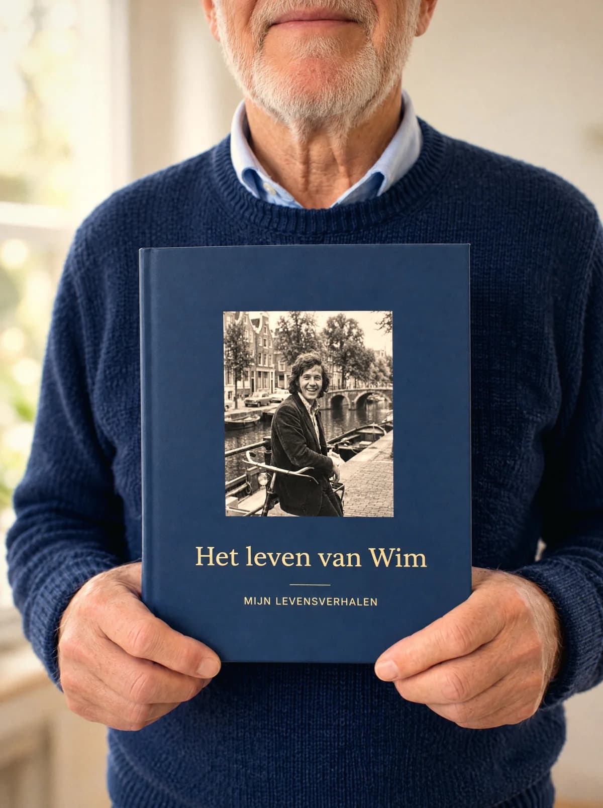Wim houdt zijn eigen hardcover boek vast, Het leven van Wim.