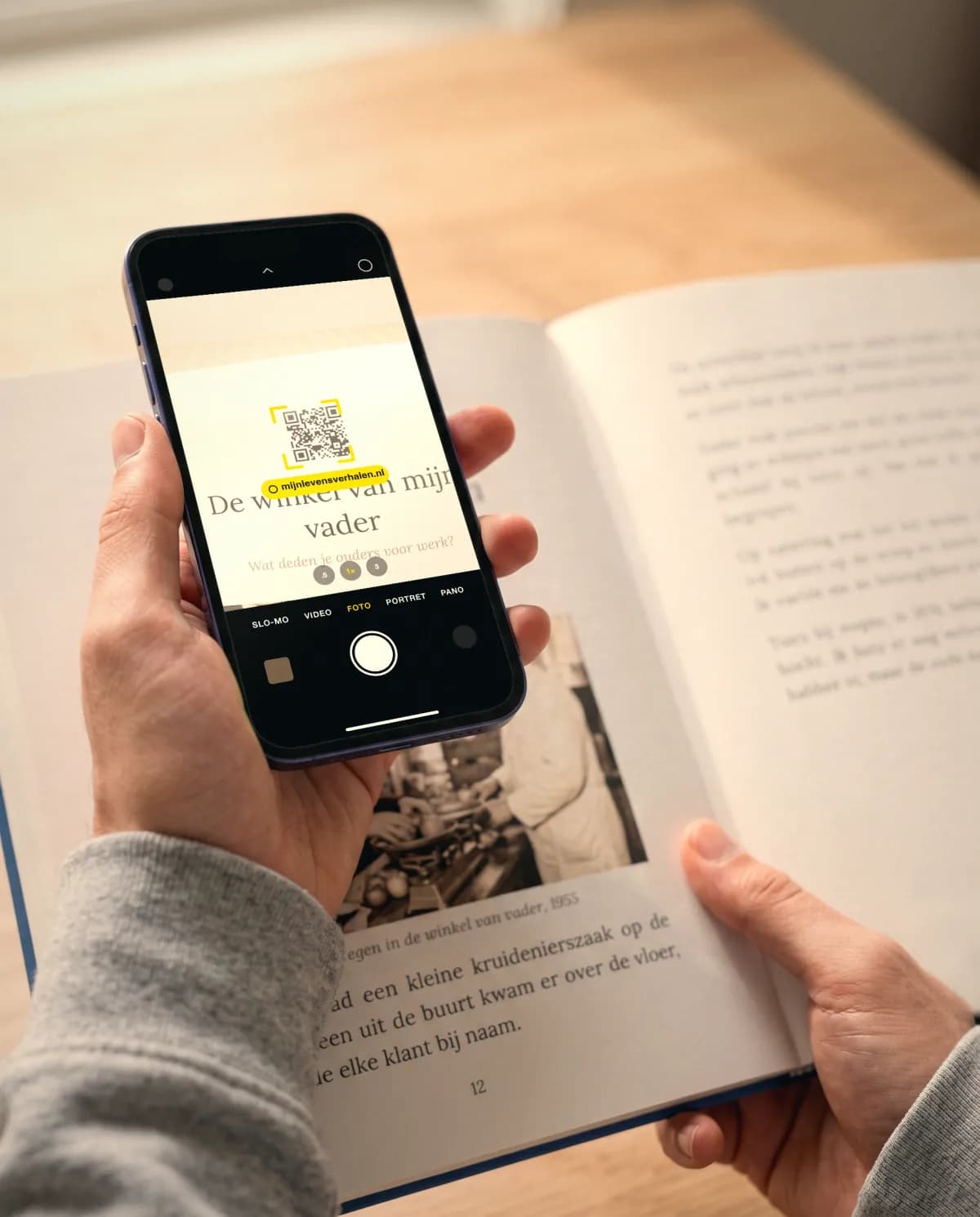 Iemand scant een QR-code in een Mijn Levensverhalen-boek.