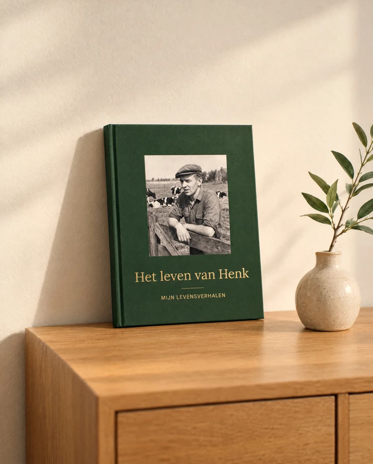 Een Mijn Levensverhalen-boek op tafel.