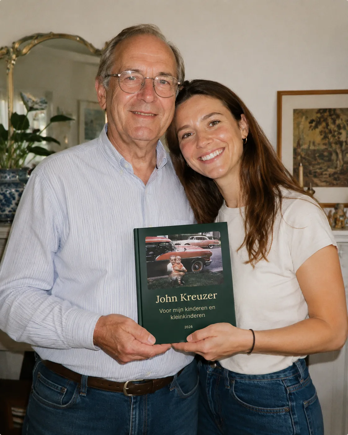 Een opa en zijn kleindochter houden samen hun Mijn Levensverhalen-boek "John Kreuzer" vast.