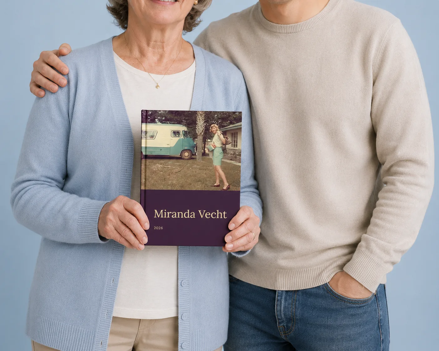Een stel houdt samen hun Mijn Levensverhalen-boek "Miranda Vecht" vast.