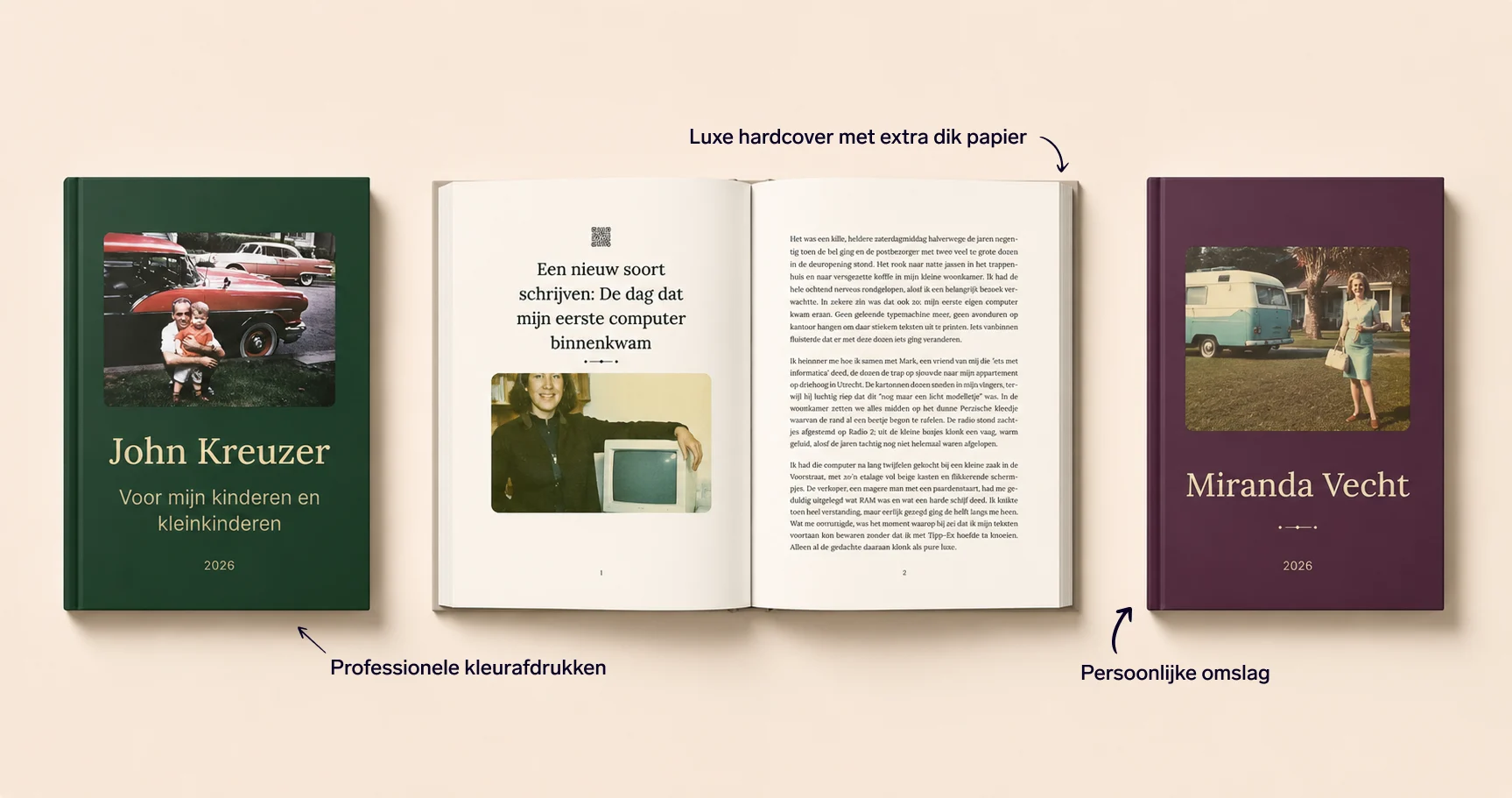 Twee Mijn Levensverhalen-boeken met een opengeslagen boek ertussen: luxe hardcover, professionele kleurafdrukken en een persoonlijke omslag.